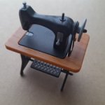 Миниатюрная швейная машинка (2)