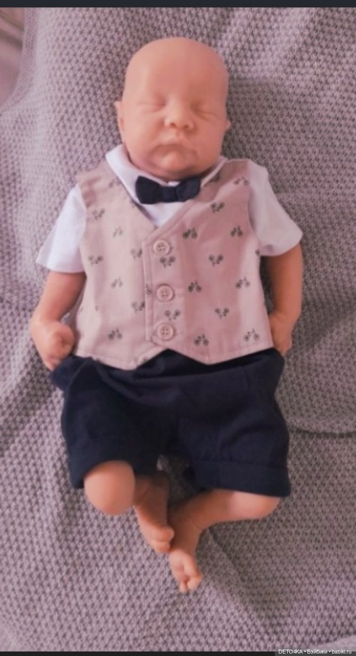 Всем привет!Это мой силиконовый пупс от Бонни Браун😊Его вес примерно 3000,т.к тело унего тканевое,силикон хорошего качества.Не окрашен как видите!Но смысл красить,когда послушаешь о том,что краска не вечная...Итак хорош🥰