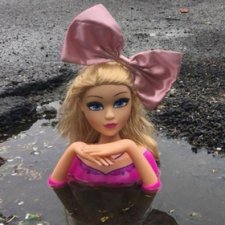 Британец заделал дыру на дороге кукольными головами