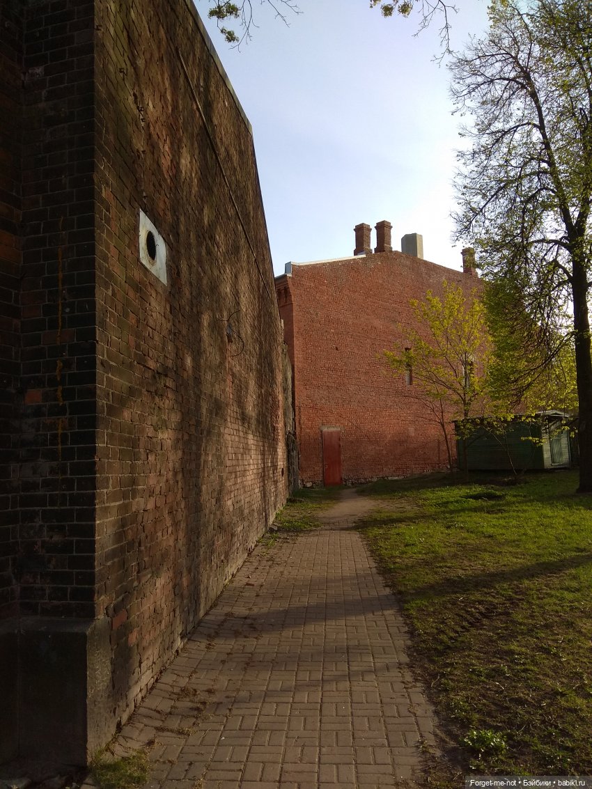 Кукла как стрит-арт объект