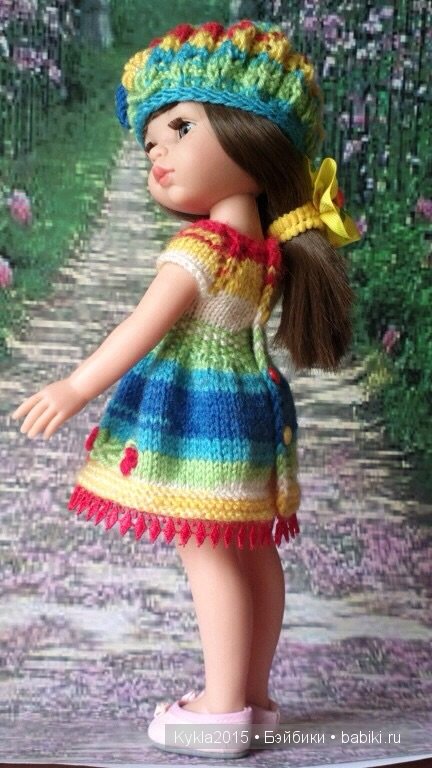 Пуговки на спинке платья, очень удобно при одевании. Пуговки на спинке платья, очень удобно при одевании.