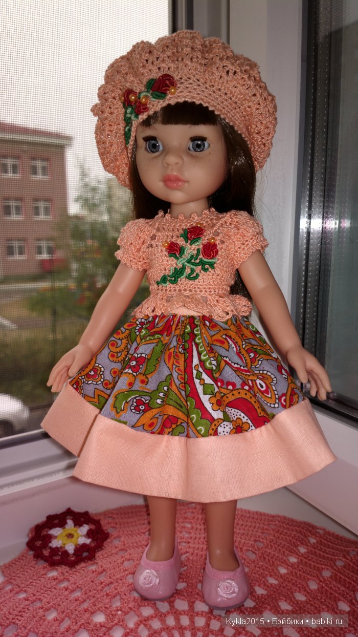 Демонстрирует наряд Николетта.