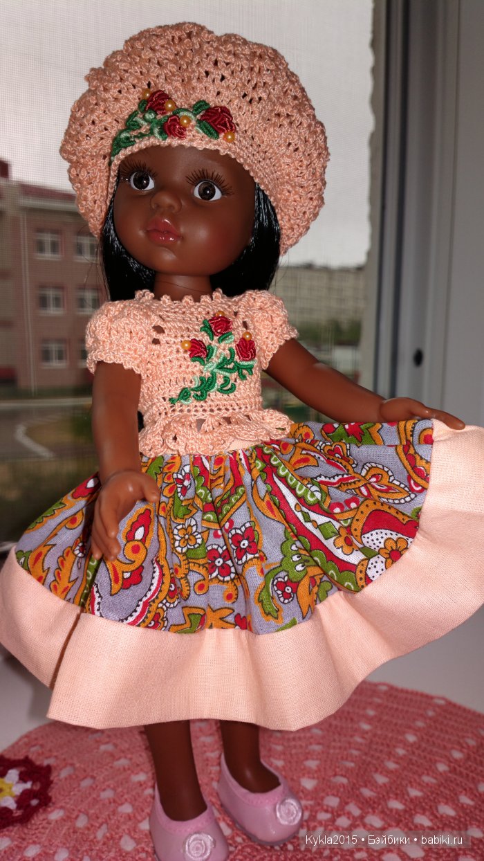 Демонстрирует наряд Норочка.