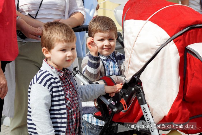 парад близнецов в Барнауле