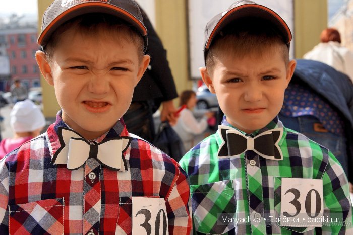 парад близнецов в Барнауле