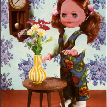 8 марта и открытки куклы ГДР с цветами