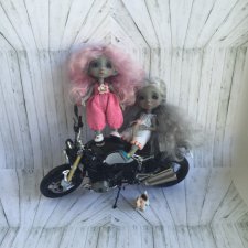 Кротики и крутой байк