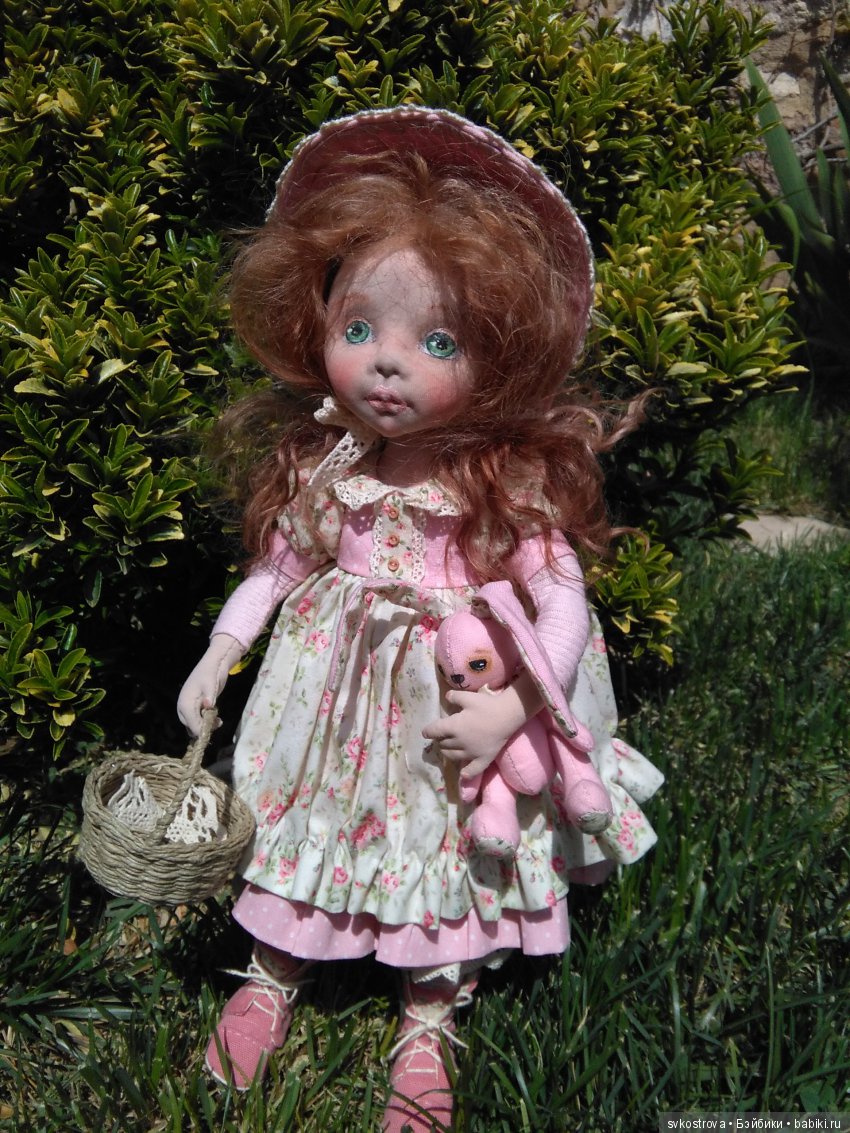 А у нас почти лето! Фотосессия текстильной куклы Глашеньки