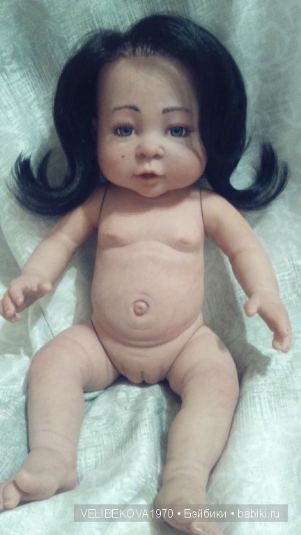 Волосики прошиты и проклеены.