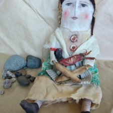 Кукла с птицей