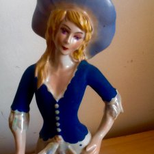 Фарфоровая статуэтка Дама в шляпе
