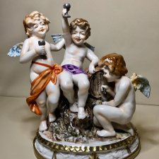 Веселящиеся путти . Volkstedt , Muller , Германия . Веселящиеся путти . Volkstedt , Muller , Германия .