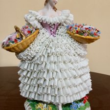 Роскошная цветочница в кружевном платье .