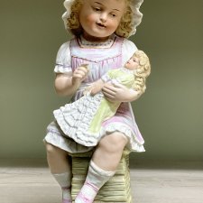 Девочка с куклой . Хойбах , Германия