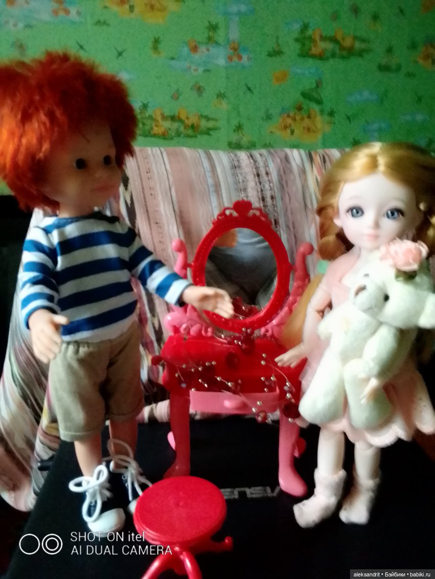 Такие разные покупки или кому мотоцикл, а кому и трюмо