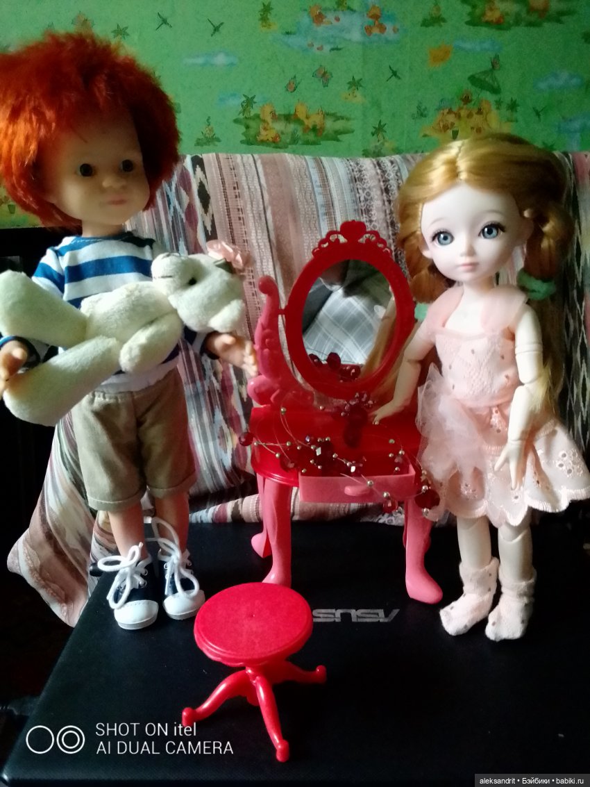 Такие разные покупки или кому мотоцикл, а кому и трюмо