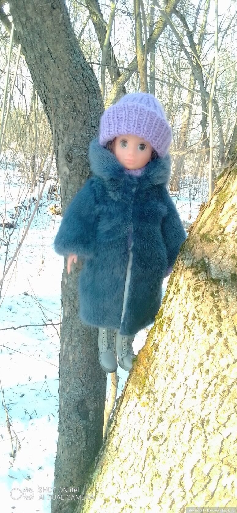 В зимнем парке все деревья грустны ,так и просят подождать до весны