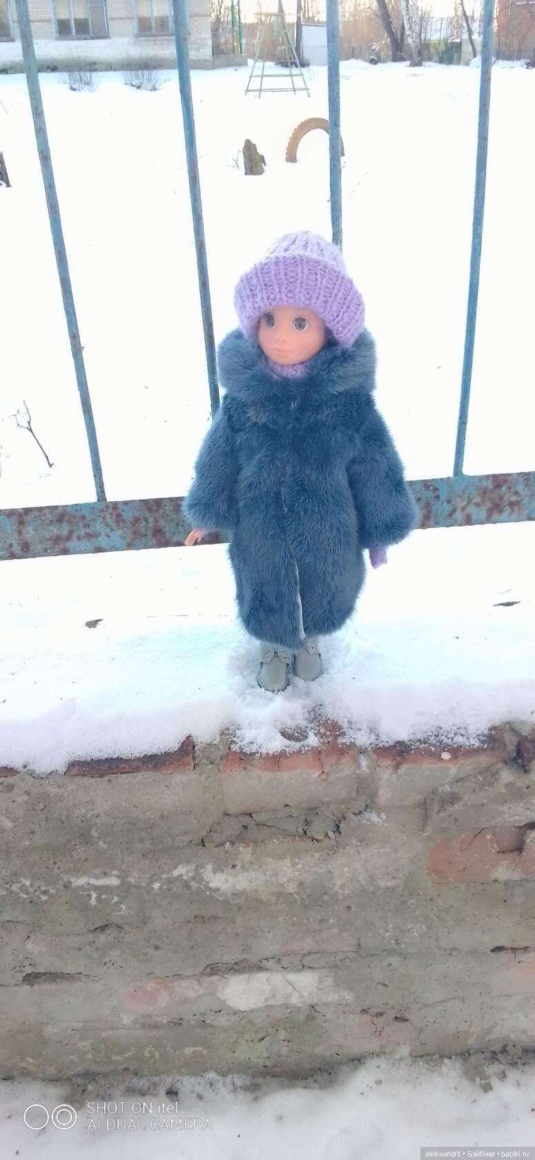 В зимнем парке все деревья грустны ,так и просят подождать до весны