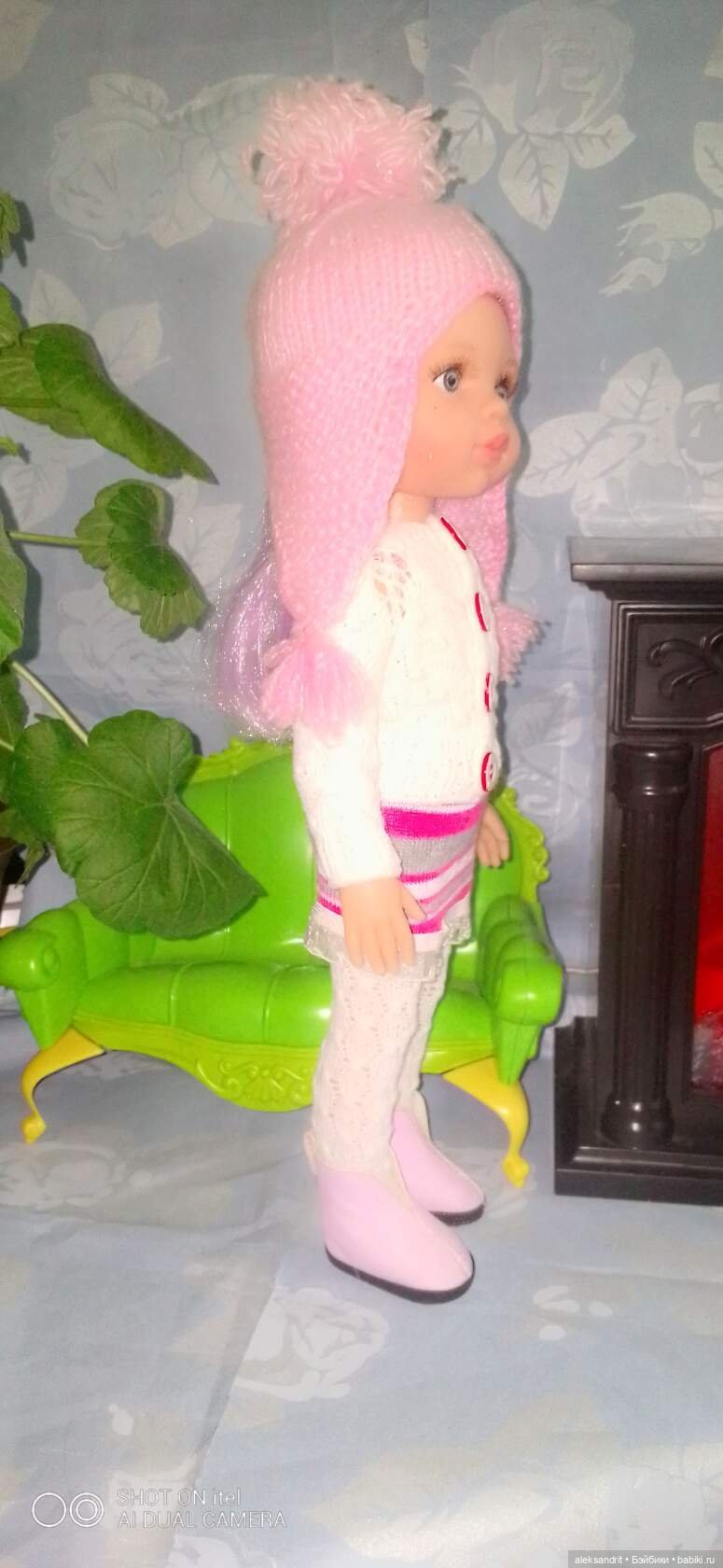 Вязанные наряды для кукол......утеплились