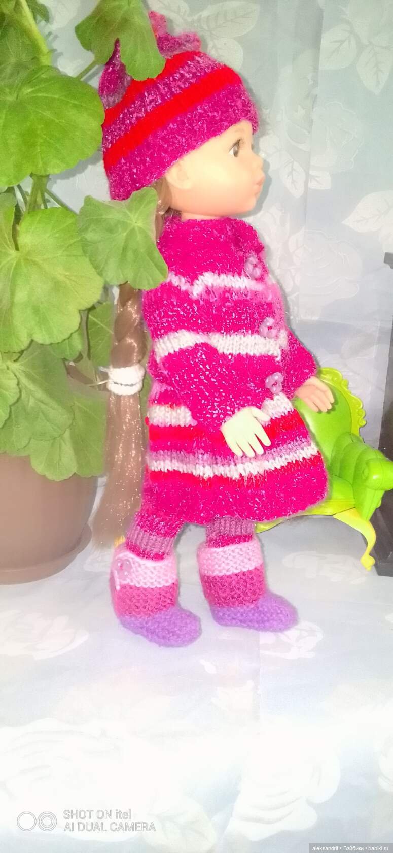 Вязанные наряды для кукол......утеплились