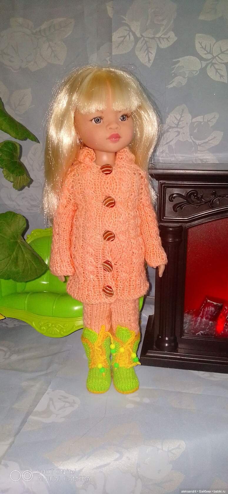 Вязанные наряды для кукол......утеплились