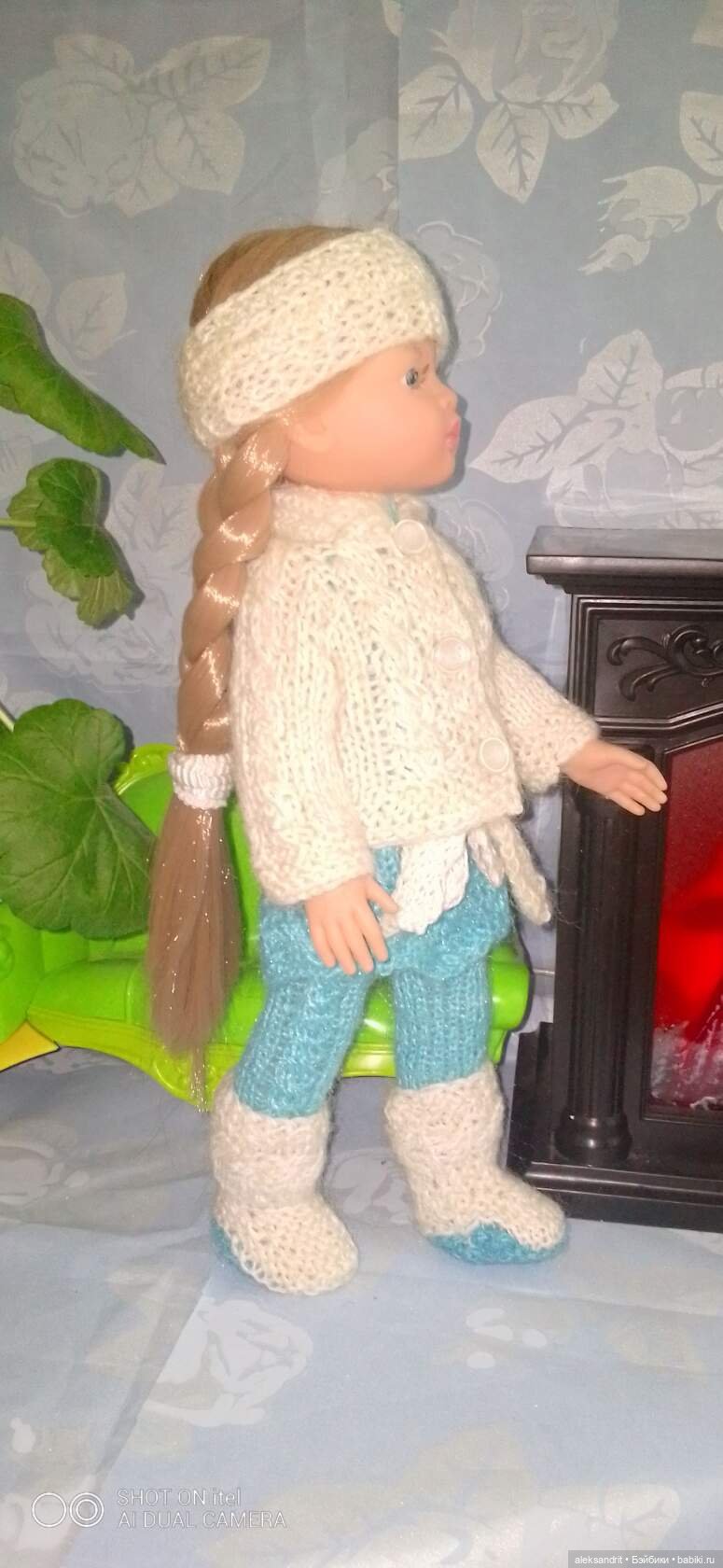 Вязанные наряды для кукол......утеплились