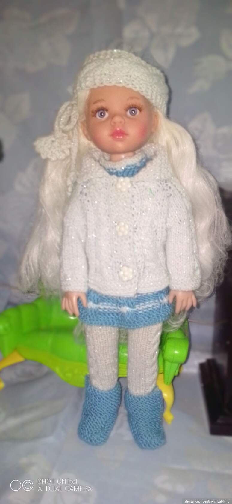 Вязанные наряды для кукол......утеплились