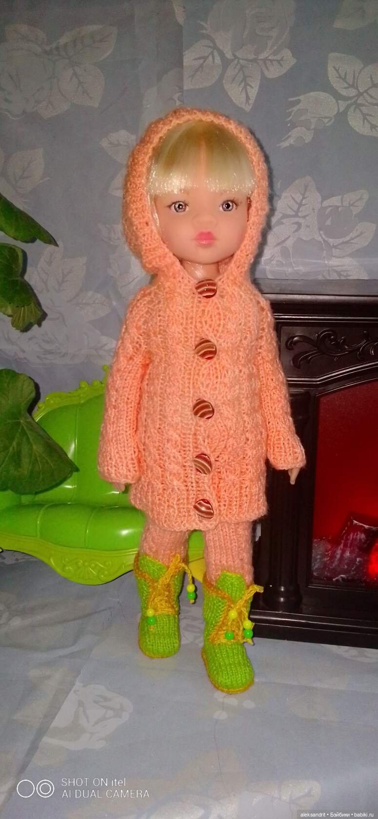 Вязанные наряды для кукол......утеплились