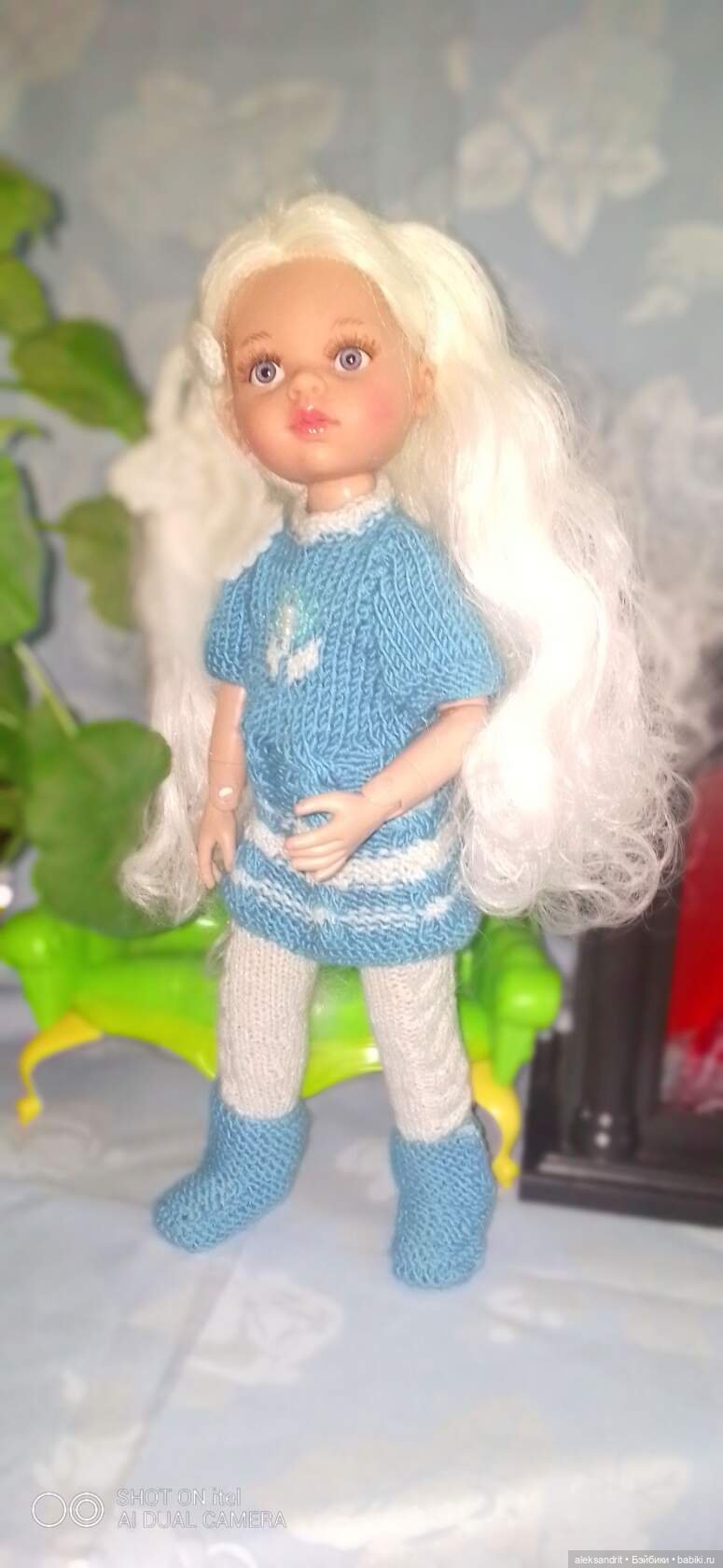 Вязанные наряды для кукол......утеплились