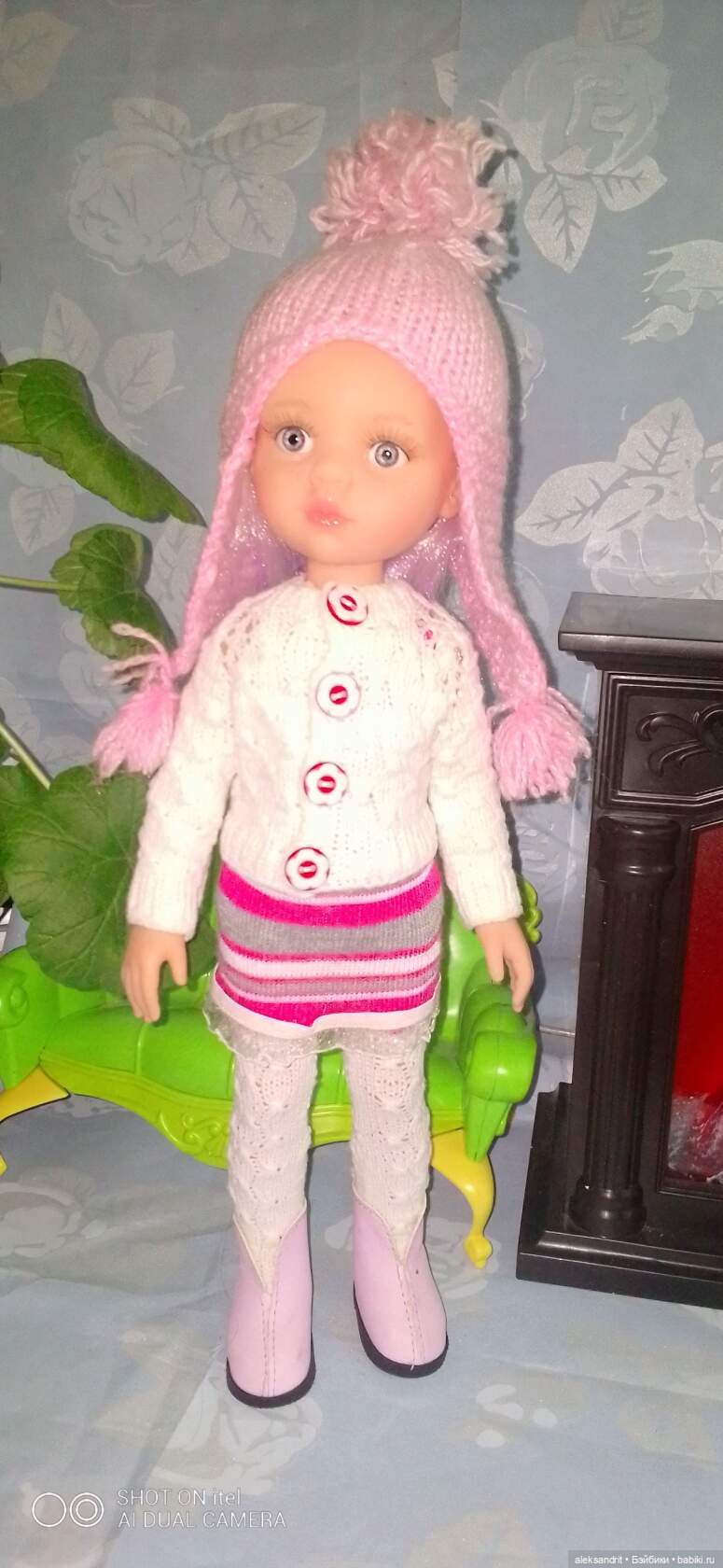 Вязанные наряды для кукол......утеплились