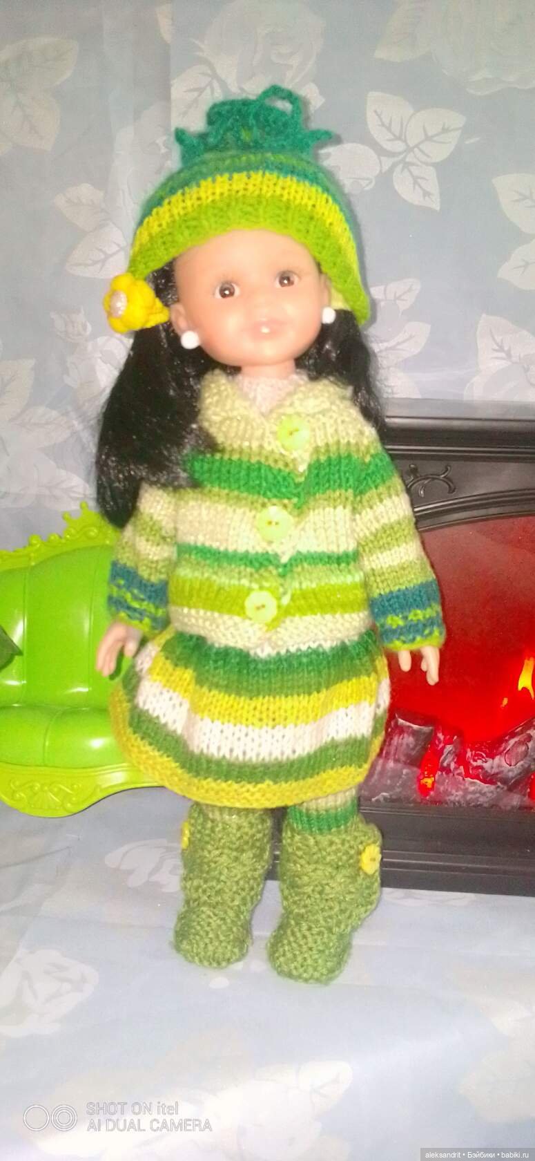 Вязанные наряды для кукол......утеплились