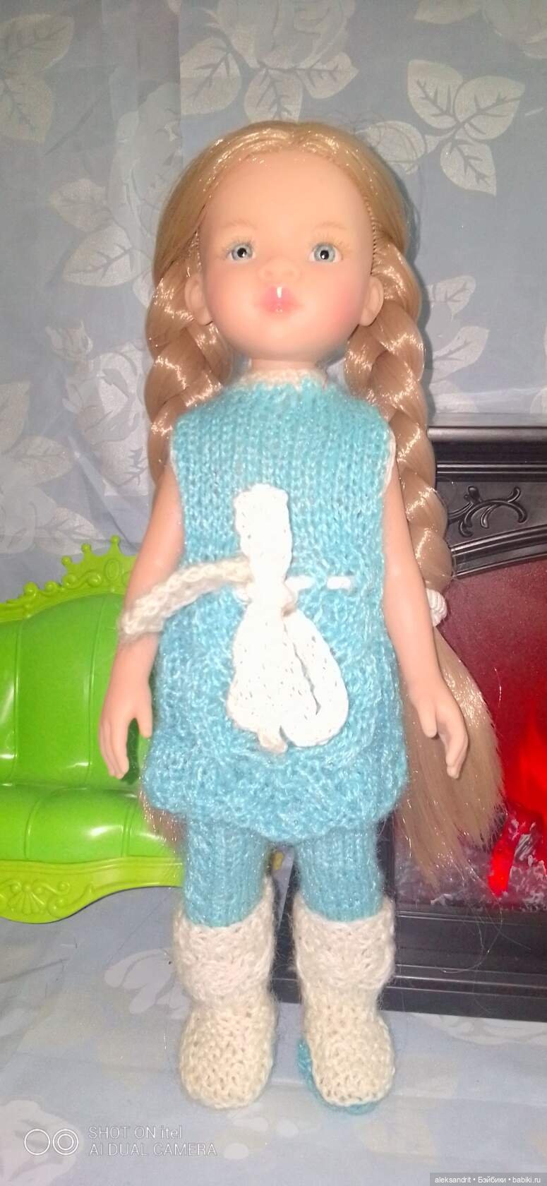 Вязанные наряды для кукол......утеплились