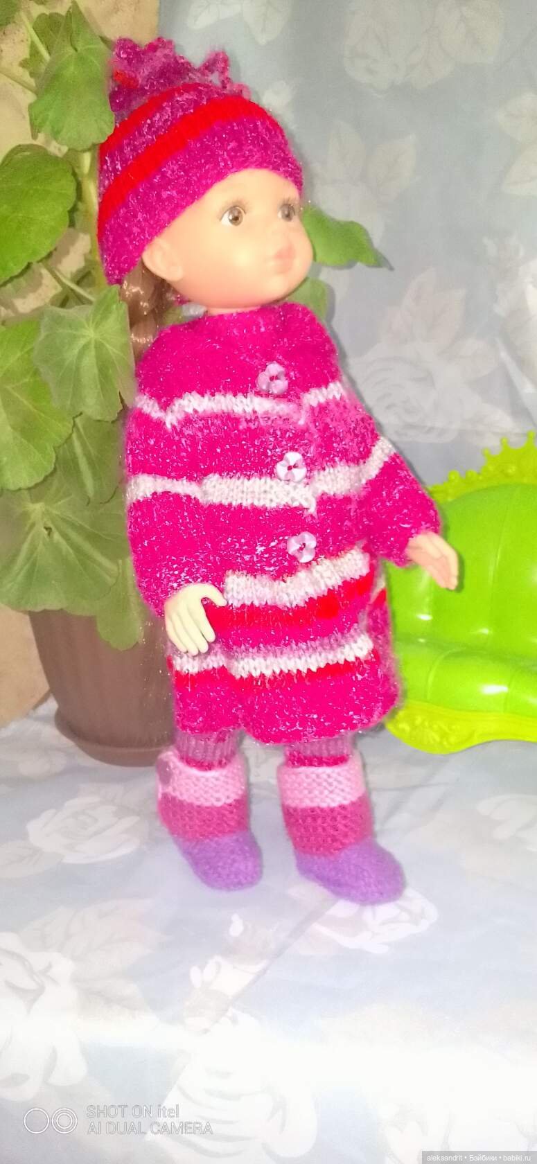 Вязанные наряды для кукол......утеплились