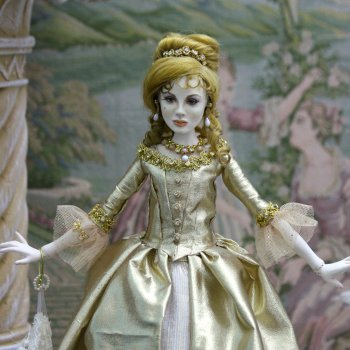 Анжелика в золотом платье.