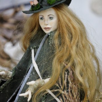 Ламия в сияющем плаще.