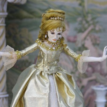 Анжелика в золотом платье.