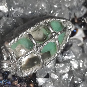 Дельфин внутри подвески для Арианы.