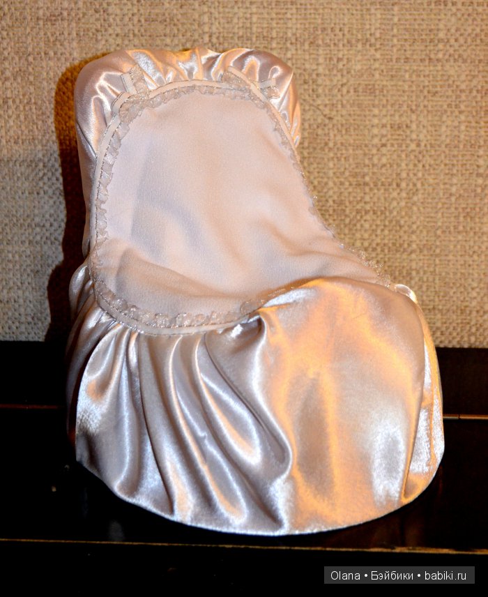 Удобный кукольный пуфик из детского горшка