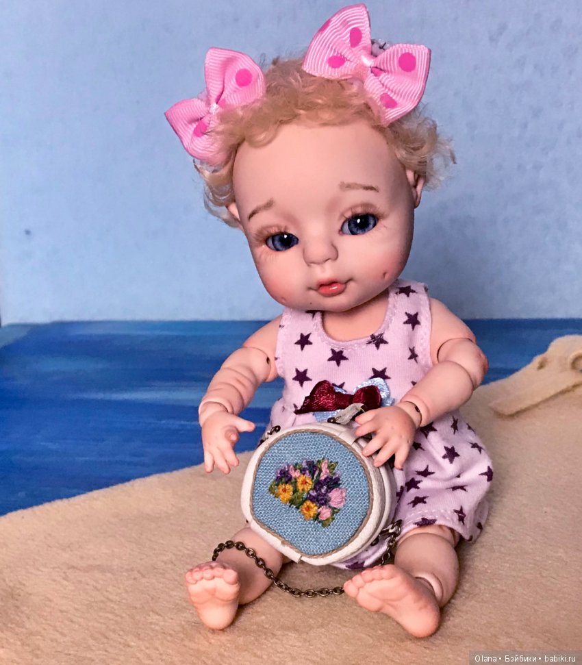 Шарнирный младенец БЖД Агуля примеряет бантики (фото 2)