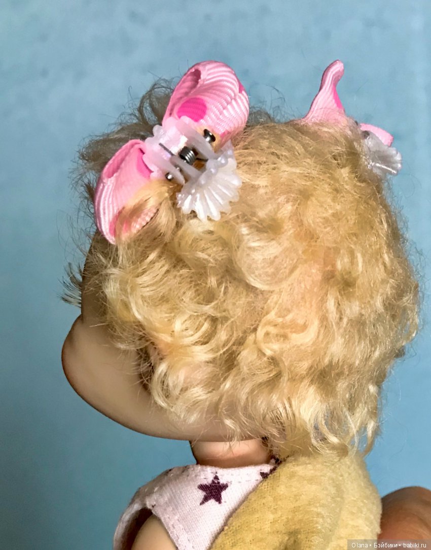 Шарнирный младенец БЖД Агуля примеряет бантики