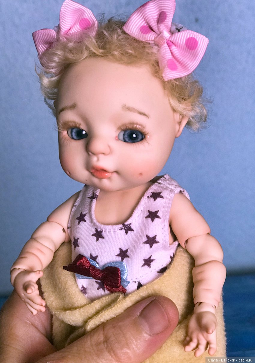 Шарнирный младенец БЖД Агуля примеряет бантики (фото 6)