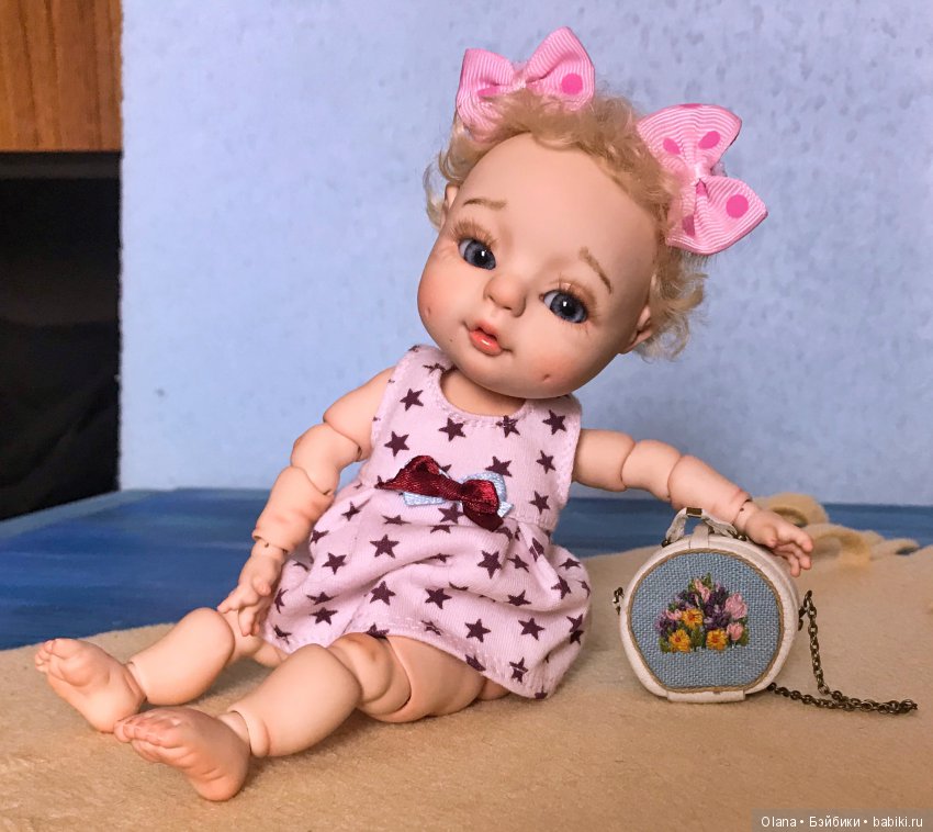 Шарнирный младенец БЖД Агуля примеряет бантики (фото 4)