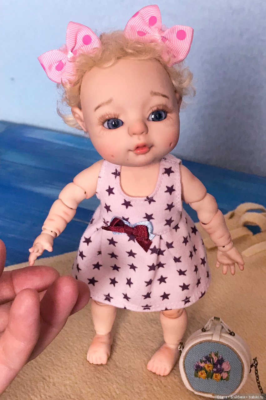 Шарнирный младенец БЖД Агуля примеряет бантики (фото 3)