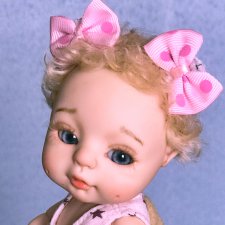 Шарнирный младенец БЖД Агуля примеряет бантики