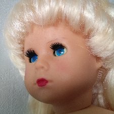 Серьёзная девочка.