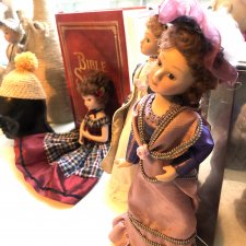 В окне уютного кафе