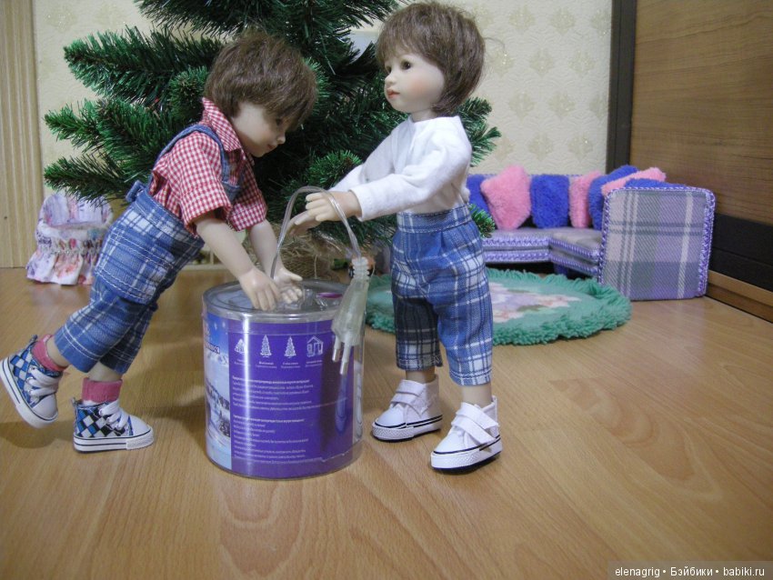 Маленькие плюшечки наряжают ёлку
