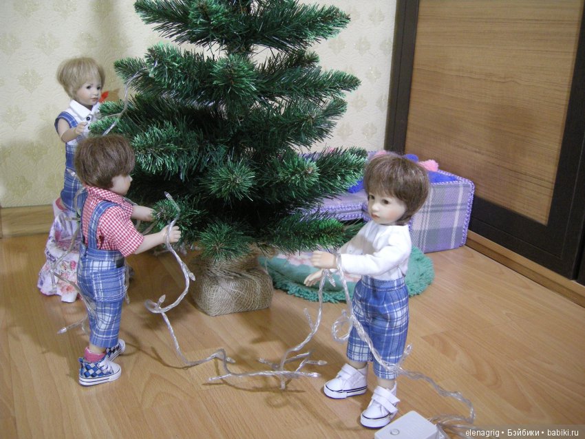 Маленькие плюшечки наряжают ёлку (фото 2)