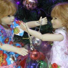 Маленькие плюшечки наряжают ёлку