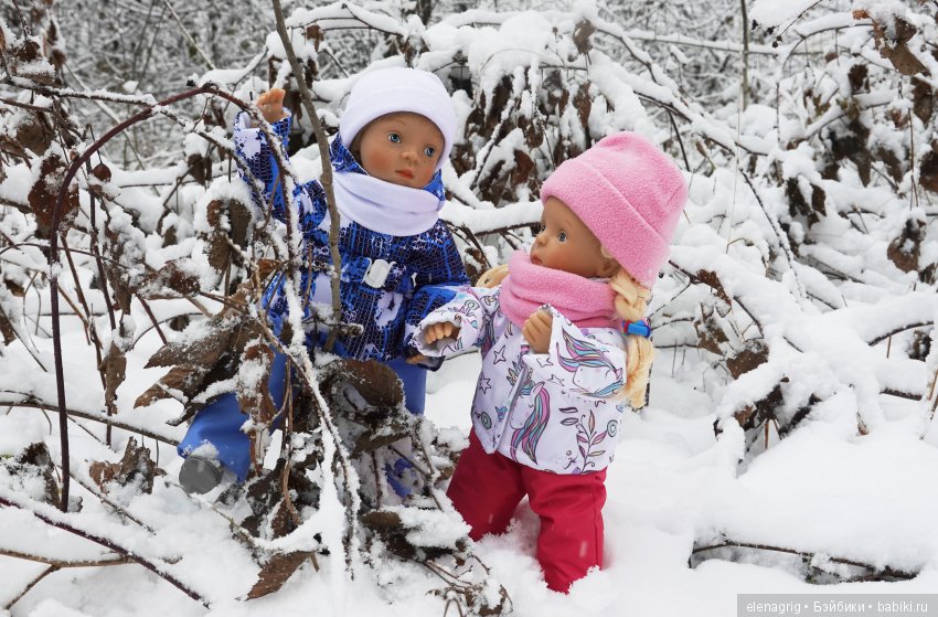 Первый снег и первая зимняя прогулка Милочки и Антошки